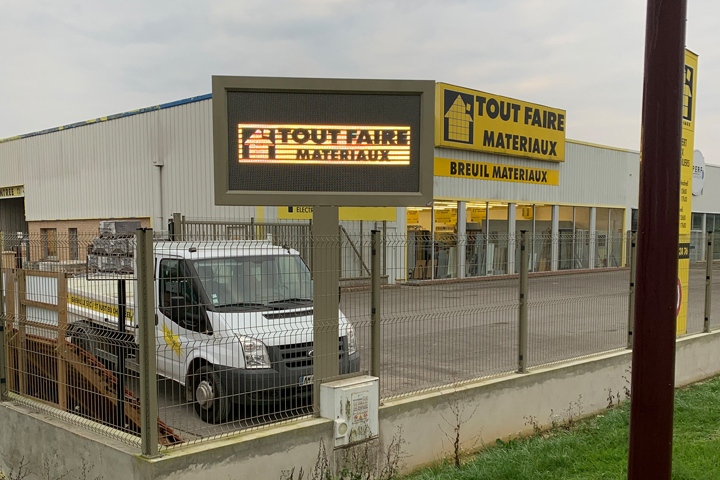 Écran dans un parking du magasin Tout Faire 